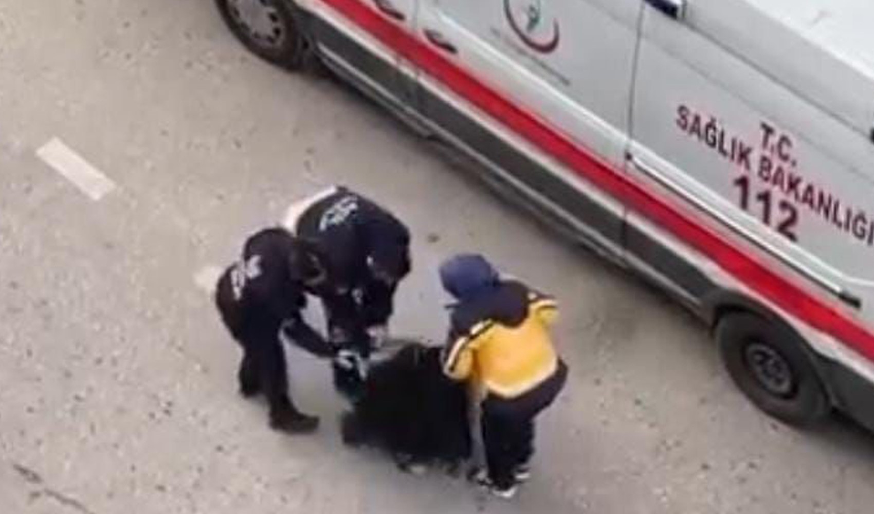 Yolun ortasında yatan kadın, sinir krizi geçirdi