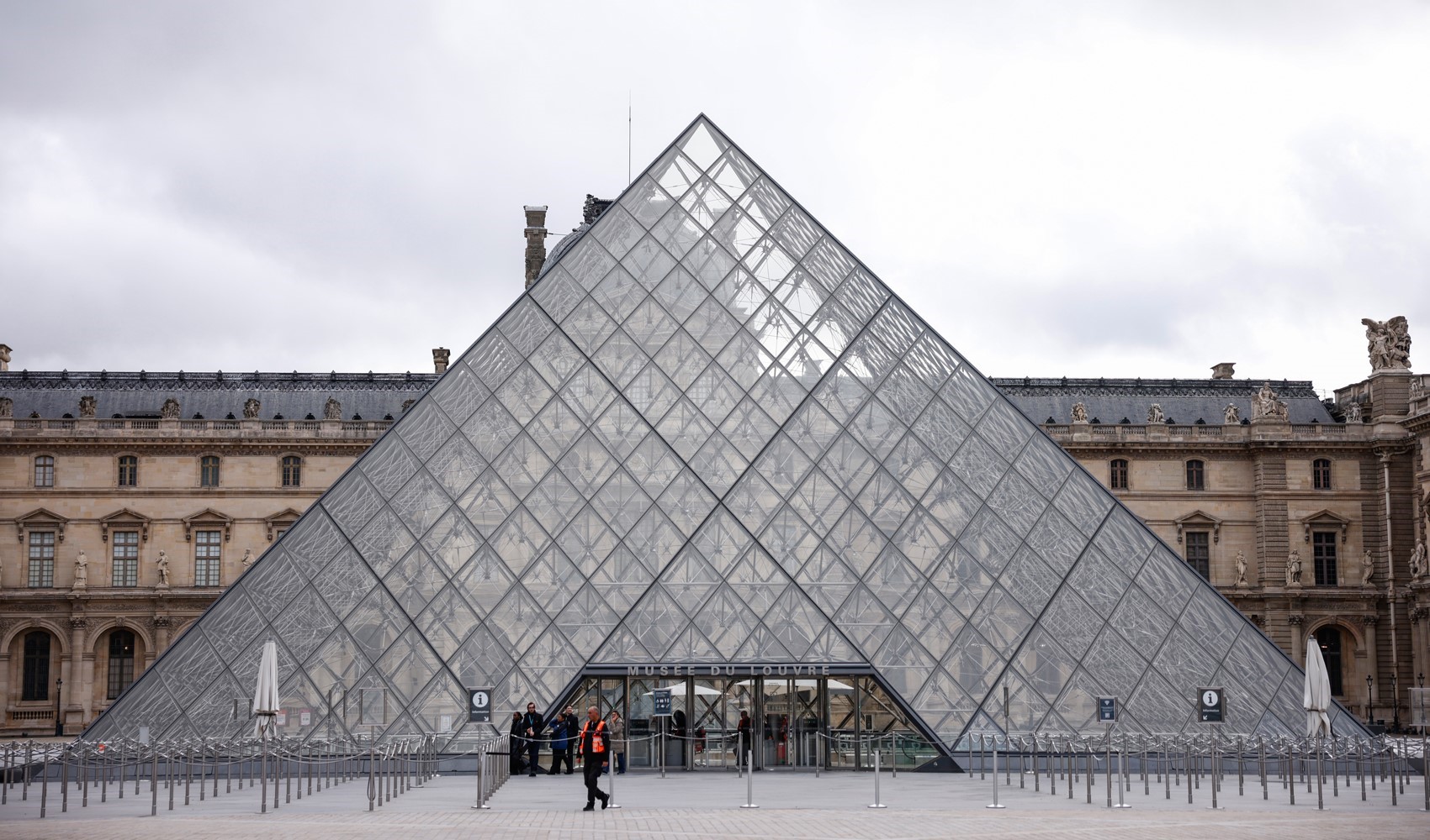 Louvre Müzesi'nden çalınan mücevherlerin değeri belli oldu