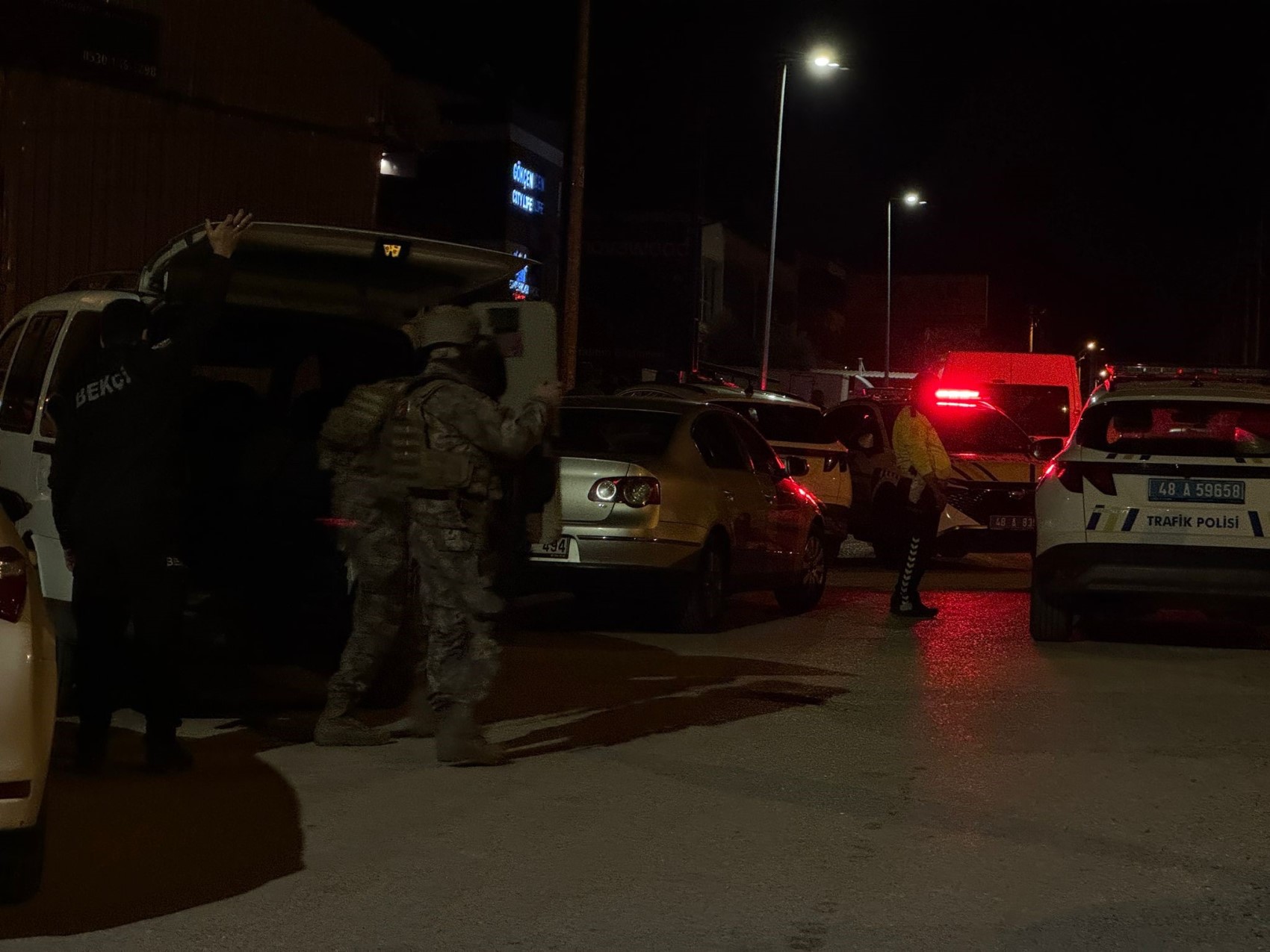 Uyuşturucu operasyonunda polise ateş açtılar: Bir yaralı