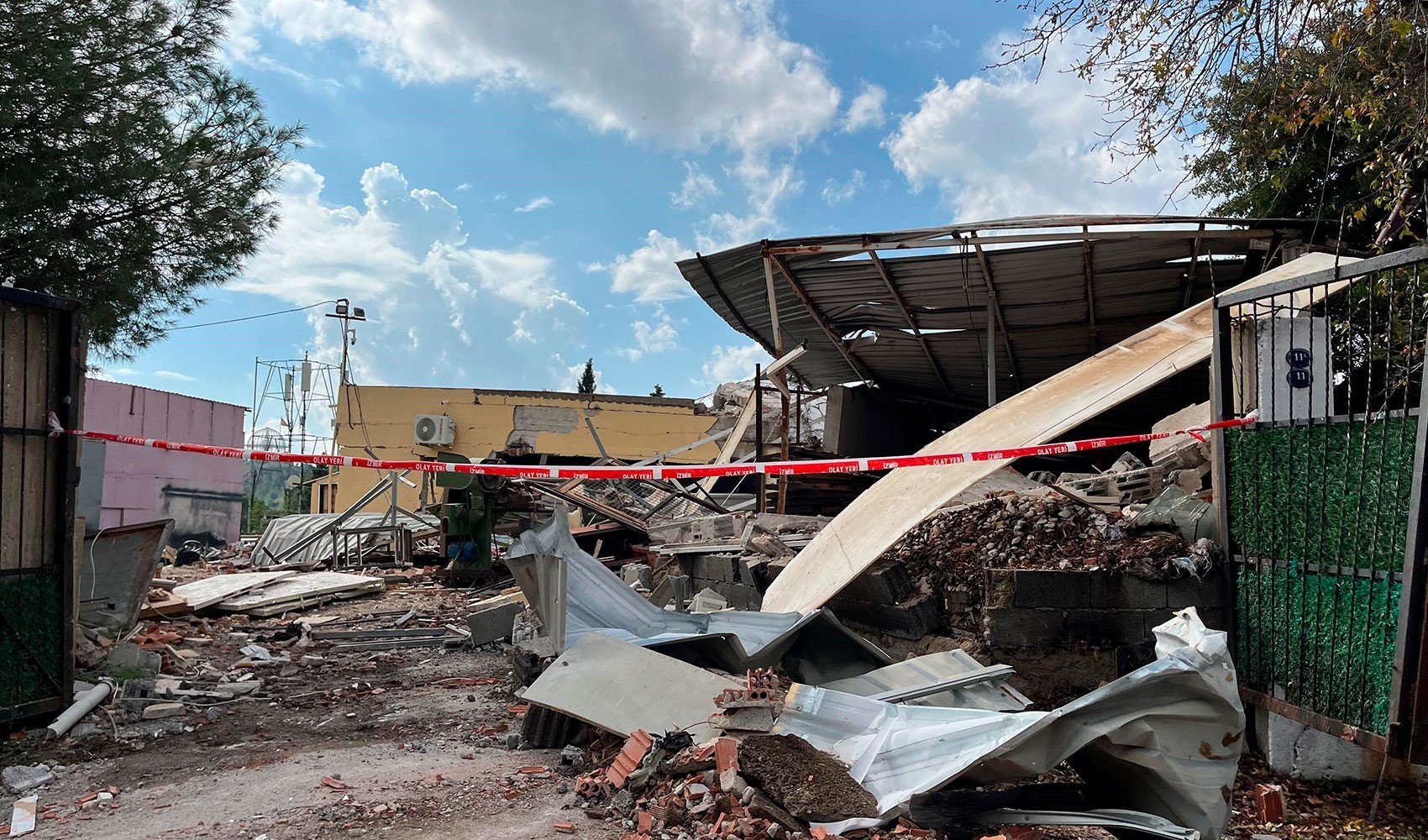 İzmir'de tüp patlaması sonucu ev yıkıldı!