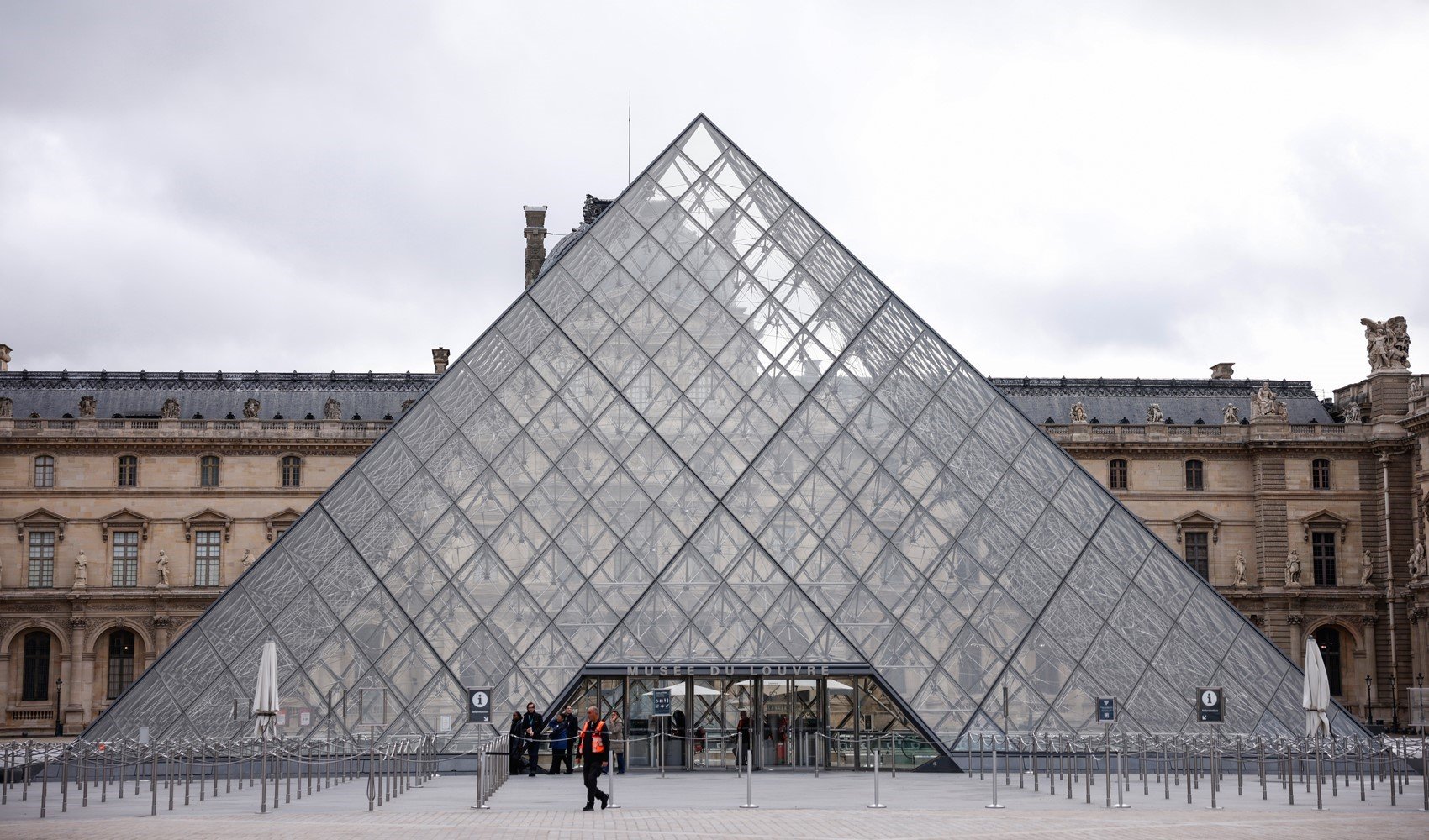 Louvre Müzesi Müdürü Cars: Başarısızlığın sorumluluğunu kabul ediyorum