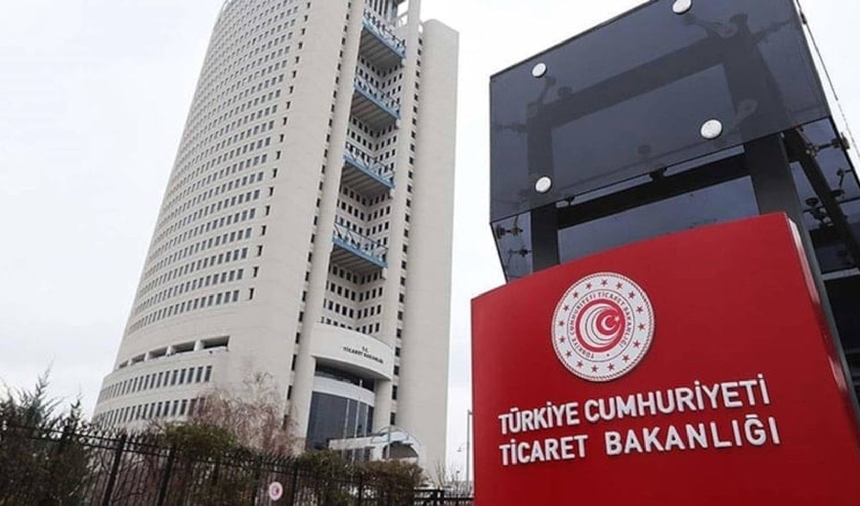 Ticaret Bakanlığı’ndan 288 milyon TL'lik operasyon! 10 adet lüks araç ele geçirildi