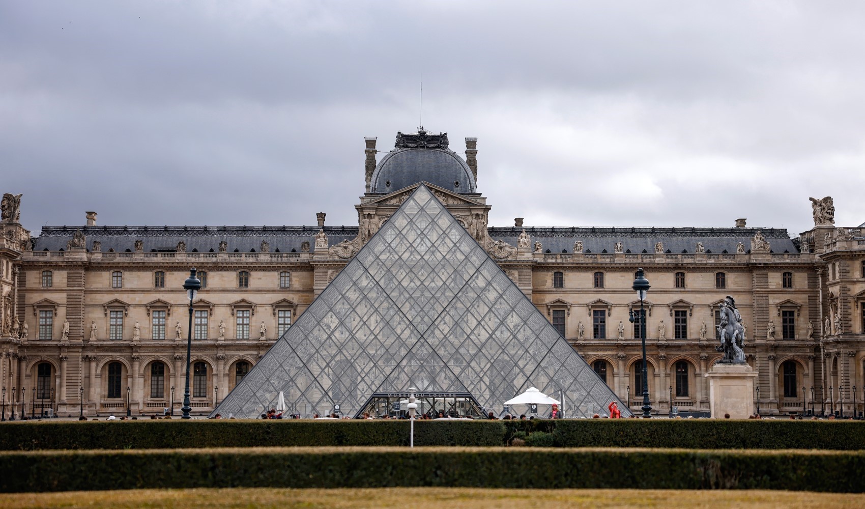 Louvre Müzesi'ndeki değerli mücevherlerin Fransa Merkez Bankası'na taşındığı iddiası Louvre Müzesi'ndeki değerli mücevherlerin Fransa Merkez Bankası'na taşındığı iddiası
