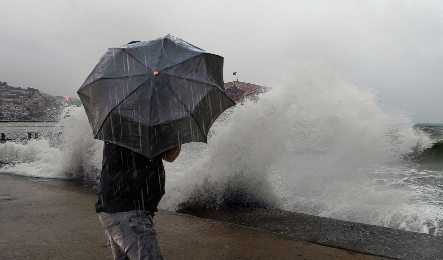 AKOM saat vererek İstanbulluları uyardı: Fırtına ve sağanak geliyor!
