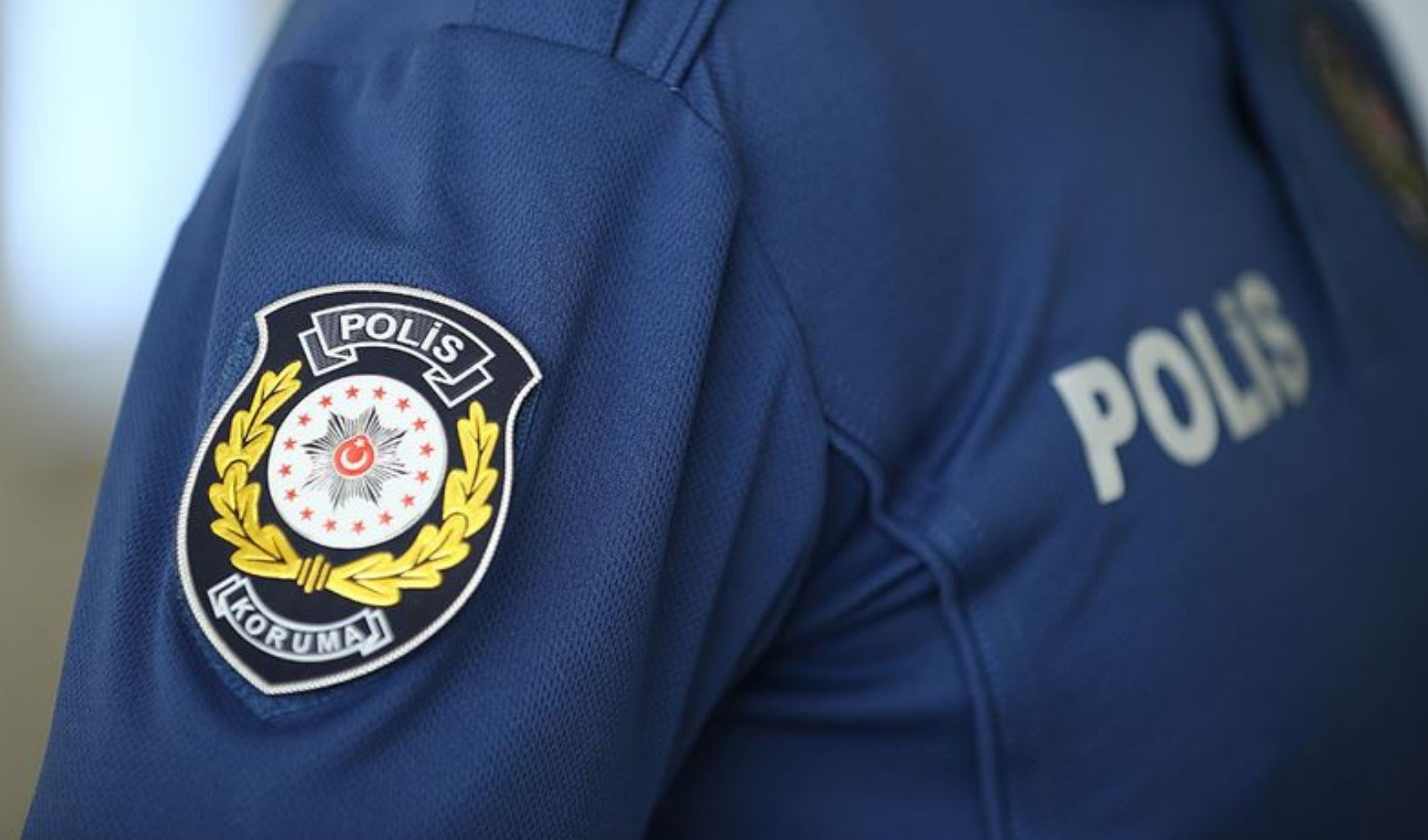 İzmir'de şüphelilerle polis arasında arbede: 20 suç kaydı çıktı İzmir'de şüphelilerle polis arasında arbede: 20 suç kaydı çıktı