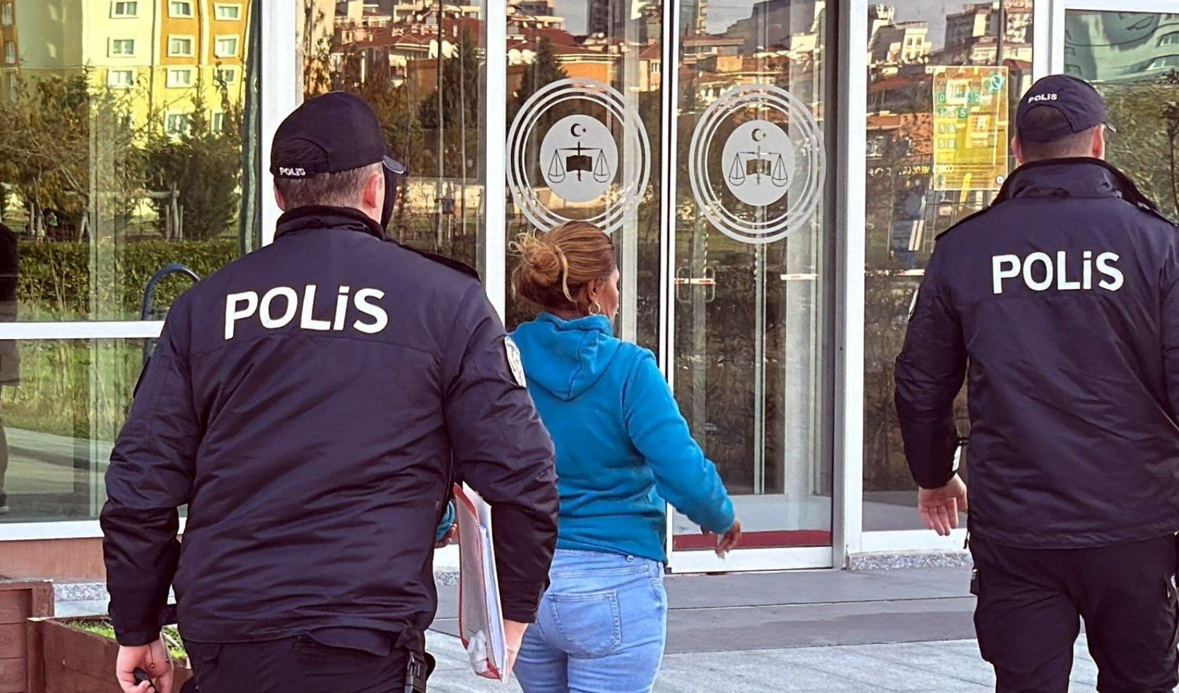 3 aylık bebeğini parkta bırakıp kaçtı 3 aylık bebeğini parkta bırakıp kaçtı