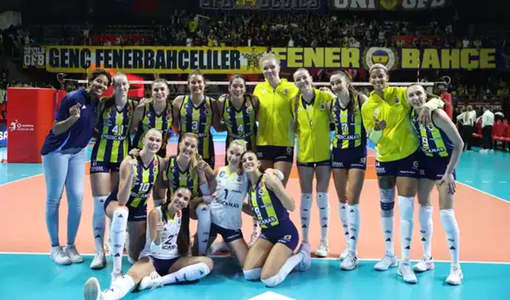 Fenerbahçe, Beşiktaş'ı set vermeden geçti