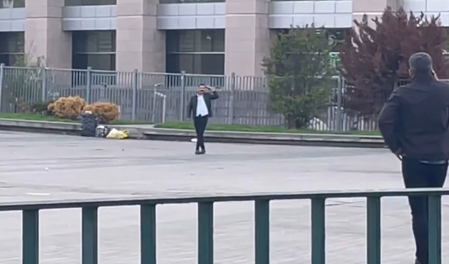 Adliye önünde silah sesleri yükseldi: '3 evladım ağlıyor' diyerek ateş etti