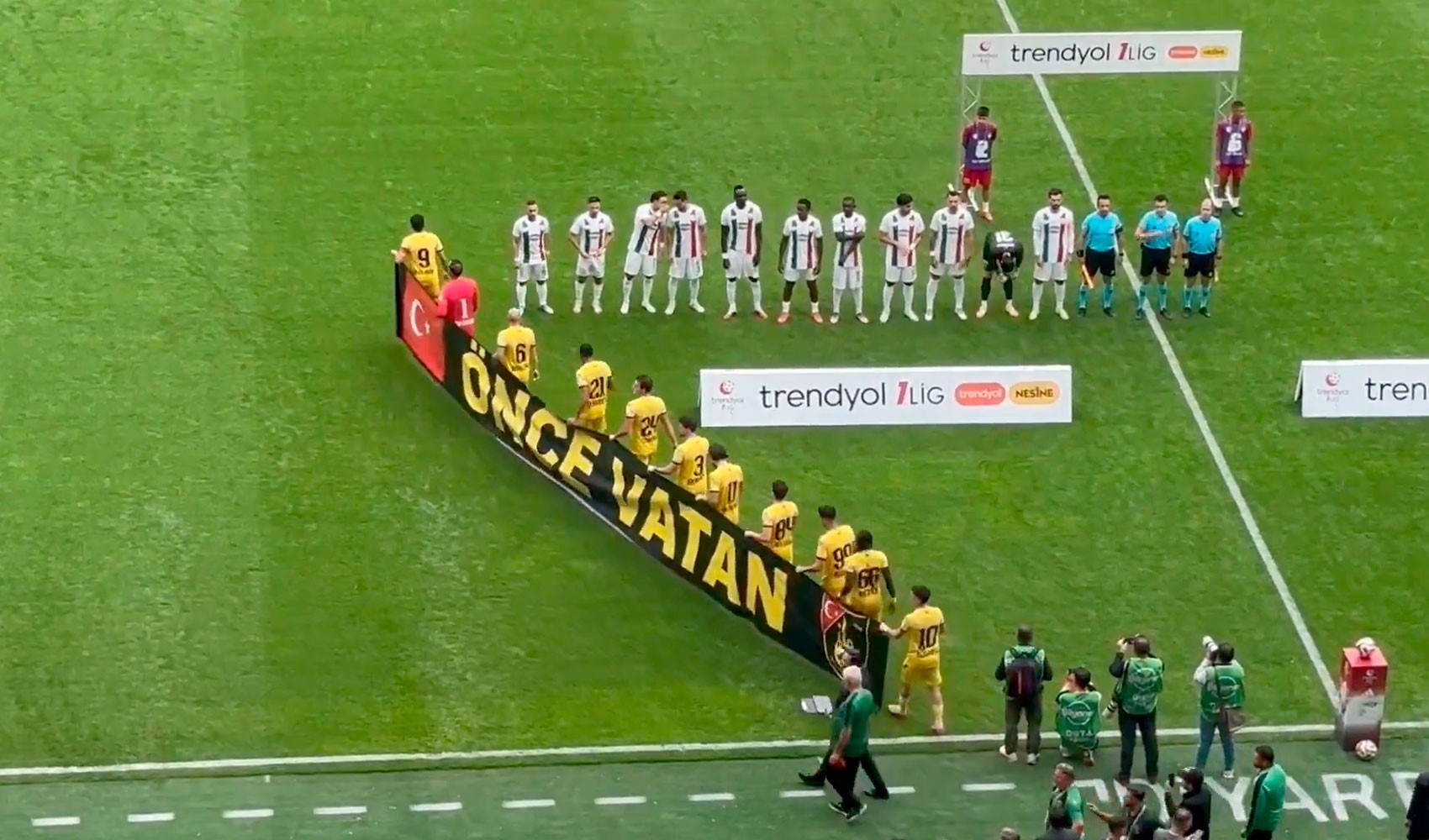 Amedspor tribünleri 'Önce Vatan' pankartını ıslıkladı