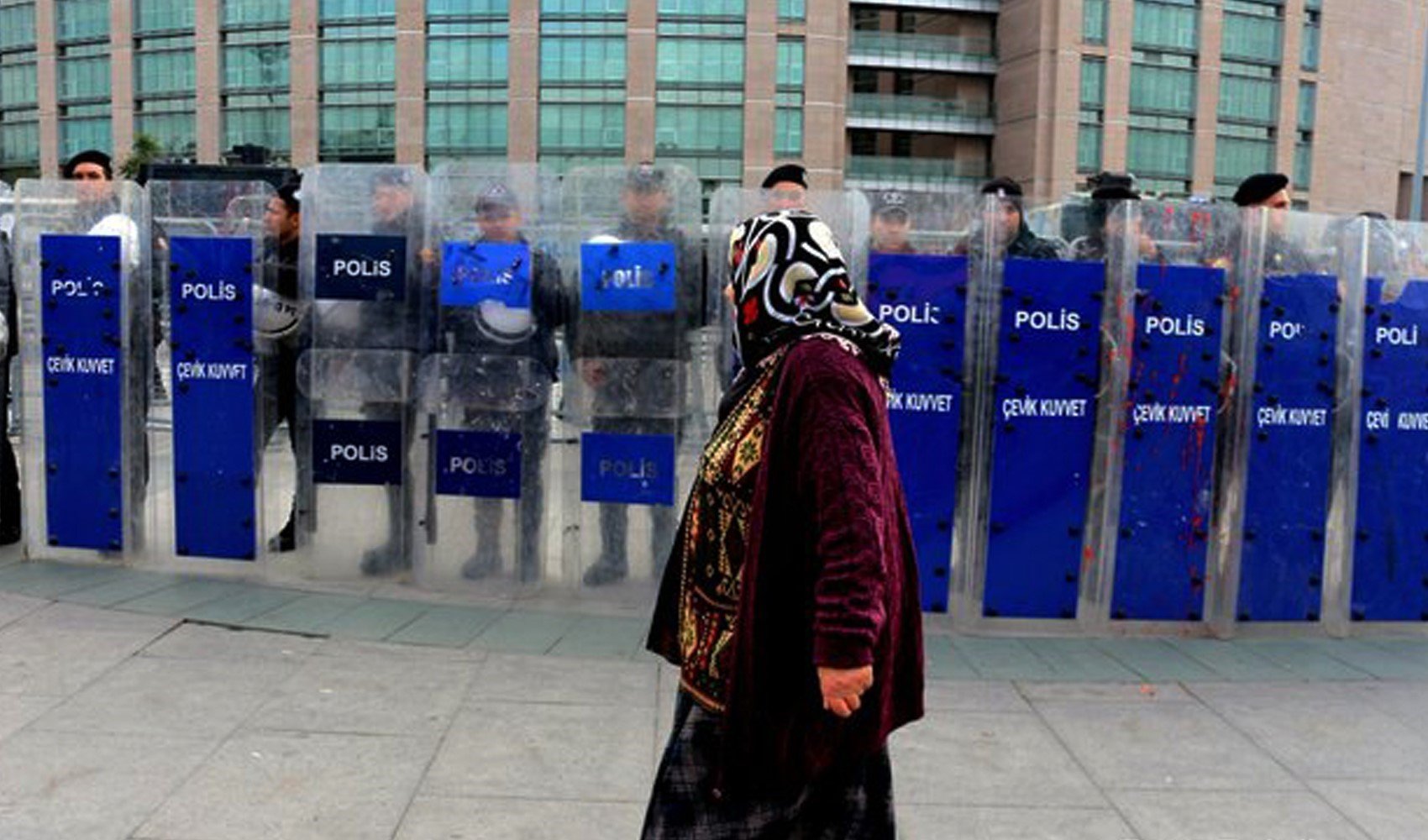 Ekrem İmamoğlu'ndan fotoğraflı ‘Adil karar' mesajı: Canım teyzemizin bakışı bir avuç muhterisedir Ekrem İmamoğlu'ndan fotoğraflı ‘Adil karar' mesajı: Canım teyzemizin bakışı bir avuç muhterisedir