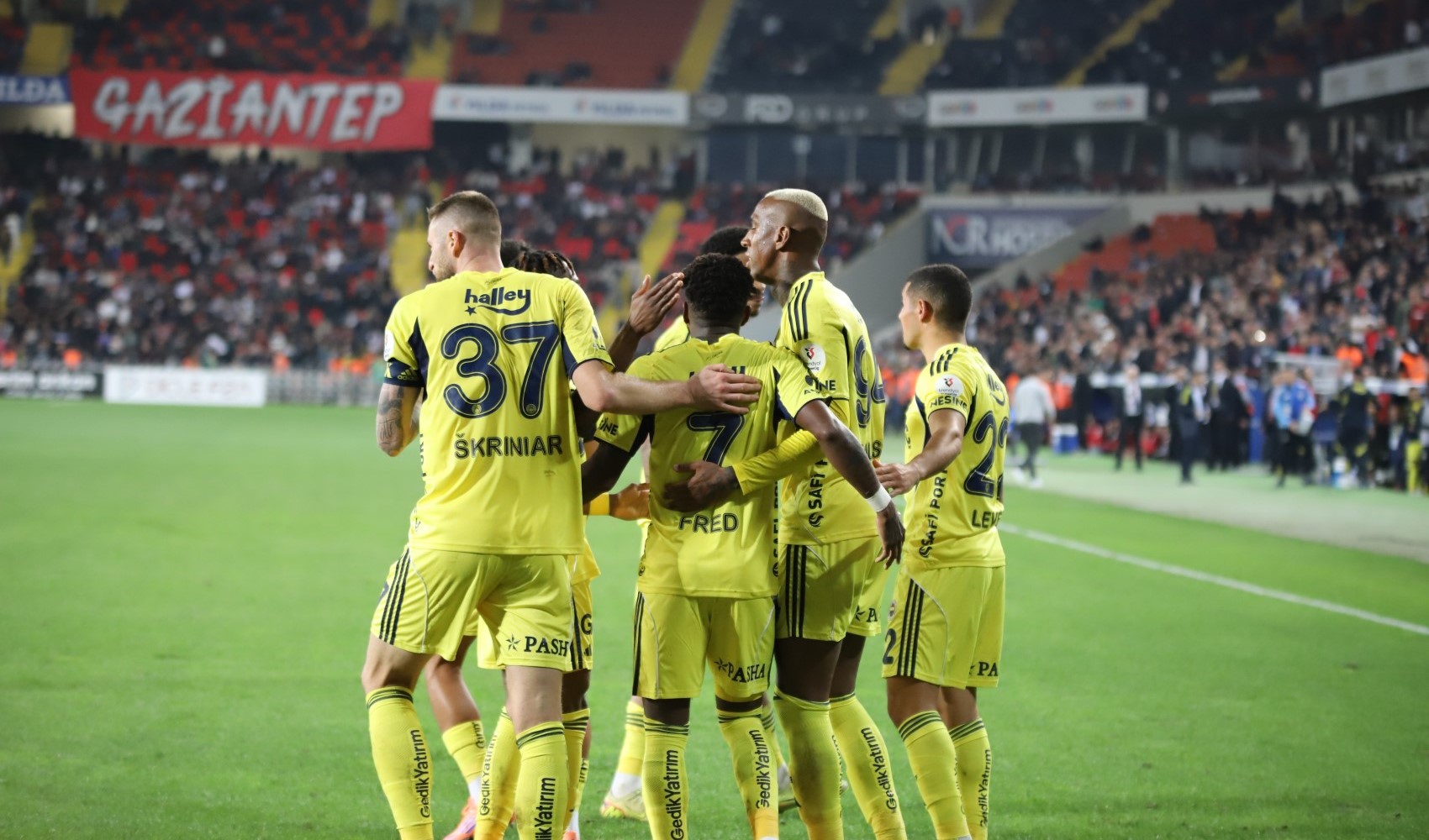 Fenerbahçe, Gaziantep FK'yı farklı mağlup etti Fenerbahçe, Gaziantep FK'yı farklı mağlup etti