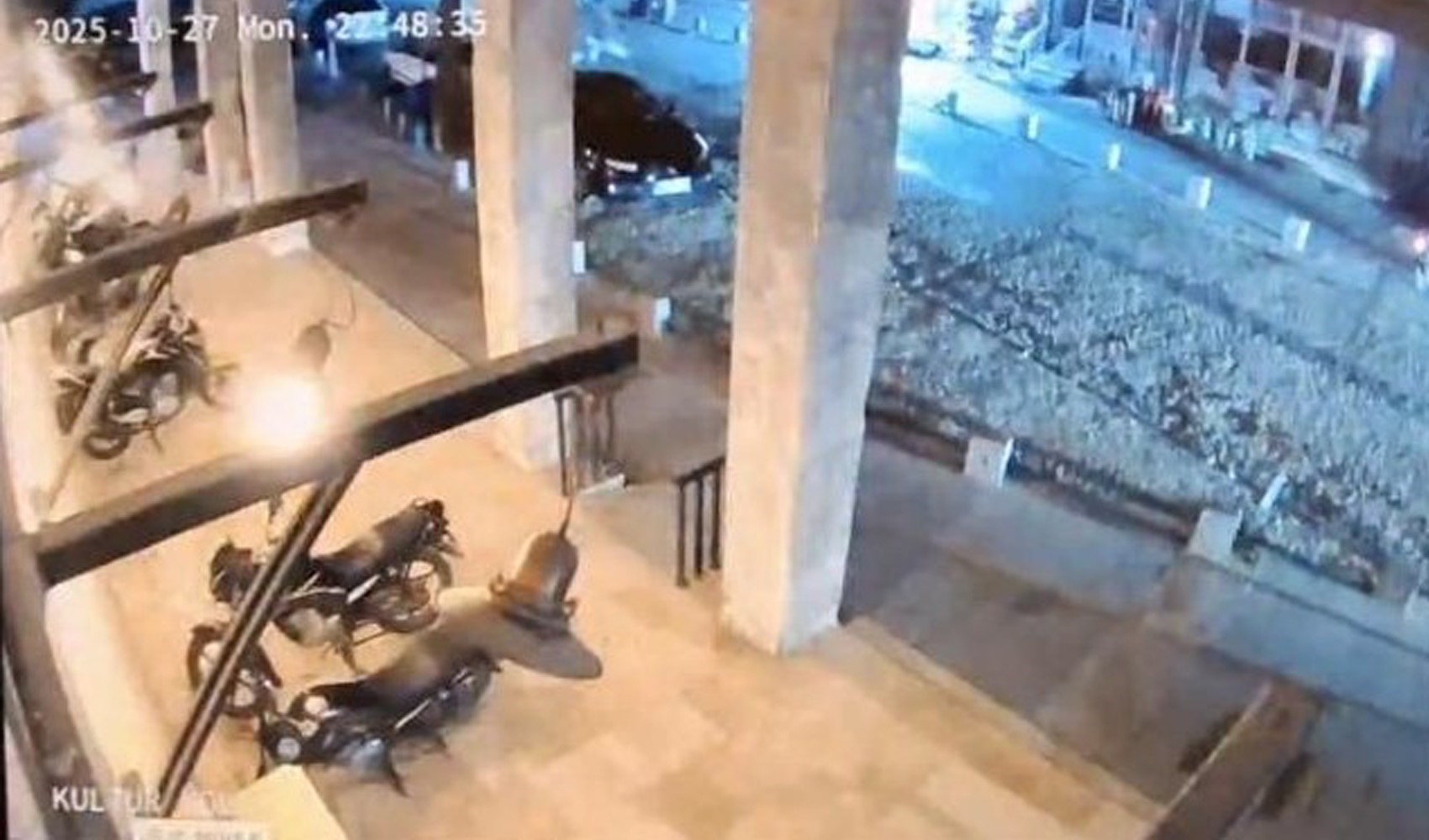 Balıkesir'de 6.1 büyüklüğündeki deprem güvenlik kamerasında Balıkesir'de 6.1 büyüklüğündeki deprem güvenlik kamerasında