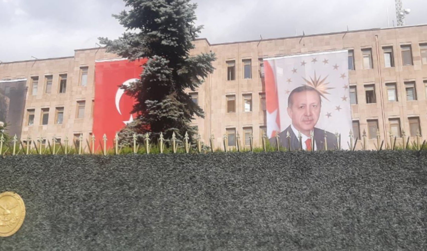 TSK'da bir ilk... Atatürk'ün yanına Erdoğan posteri de asıldı