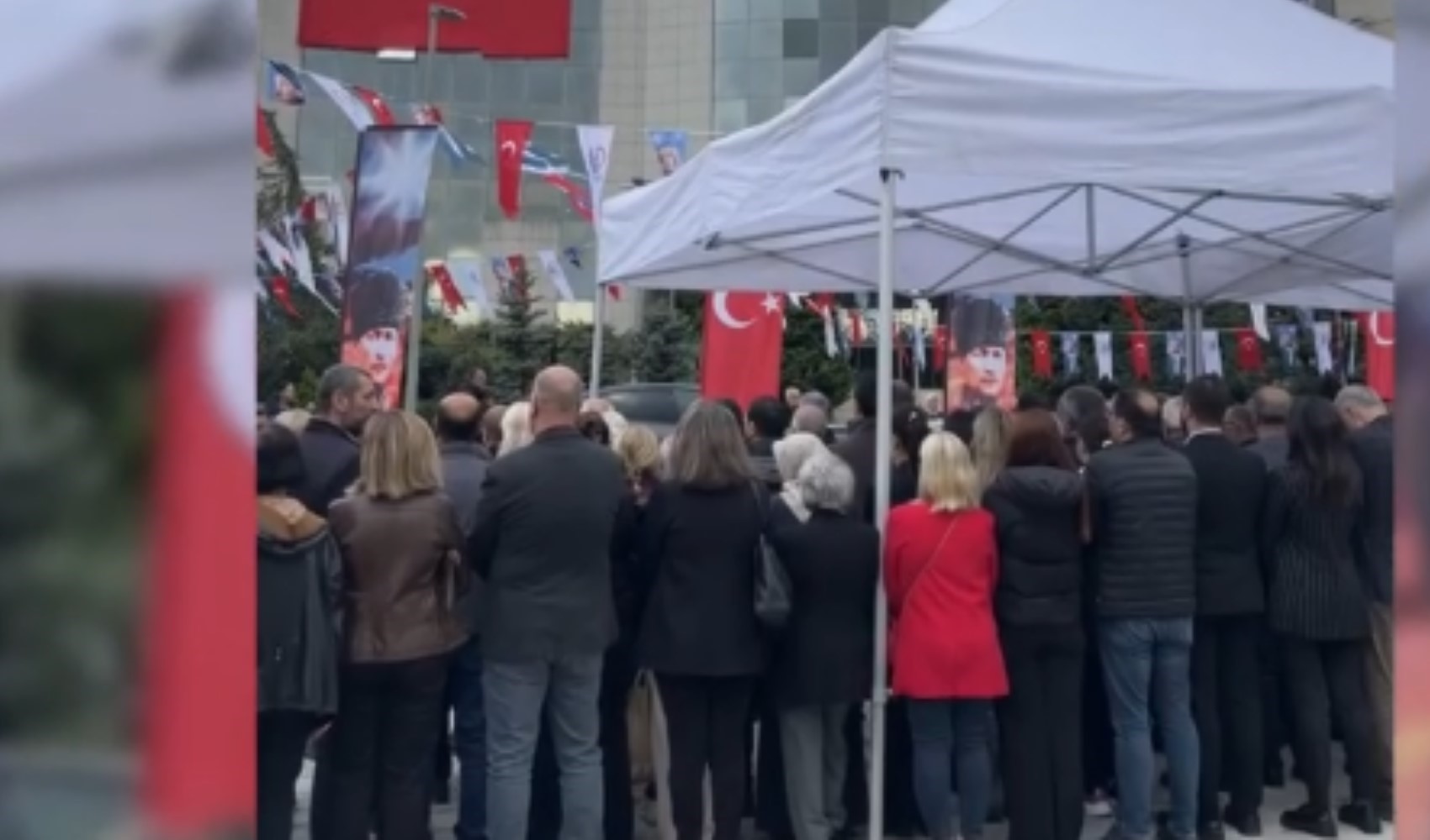 Bayrampaşa’da 29 Ekim töreninde protesto: AKP’li Başkanvekili’ne sırtlarını döndüler
