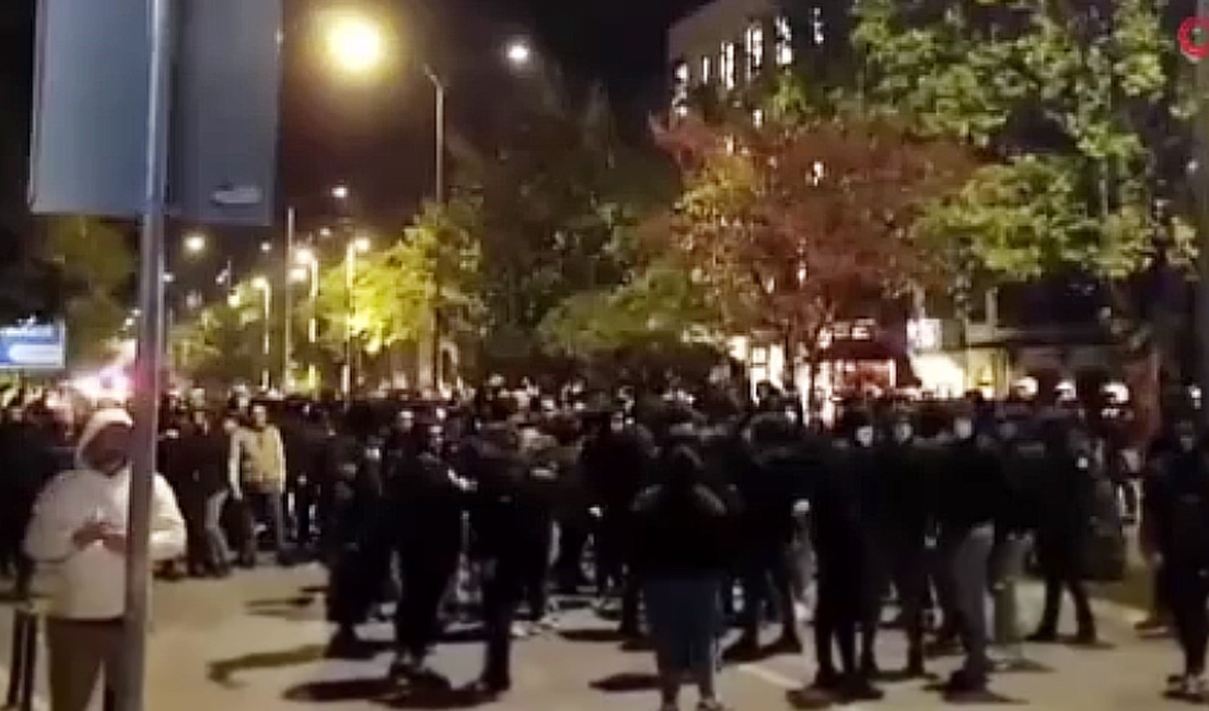 Karadağ’da Türk vatandaşları aleyhindeki gösteriler üçüncü gecesinde de devam etti Karadağ’da Türk vatandaşları aleyhindeki gösteriler üçüncü gecesinde de devam etti