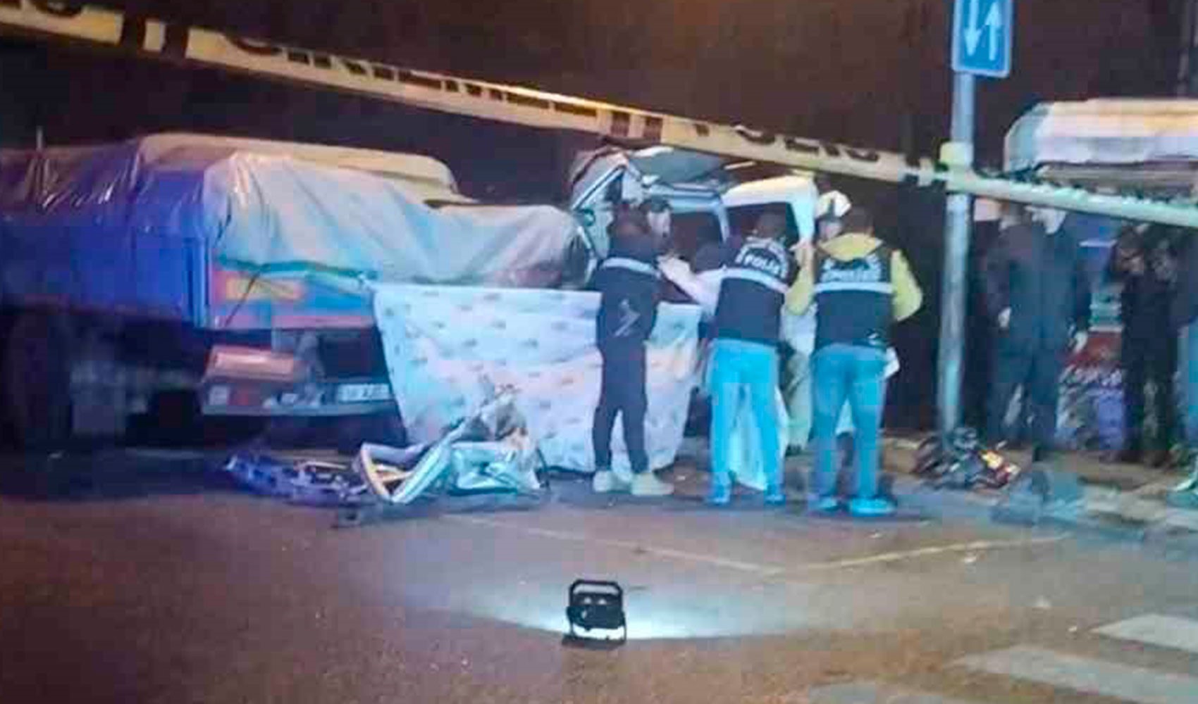 Polisten kaçtı, tıra çarptı, ardından çatıştı: Gece yarısı İstanbul’da film gibi olay! Ölü ve yaralı var...