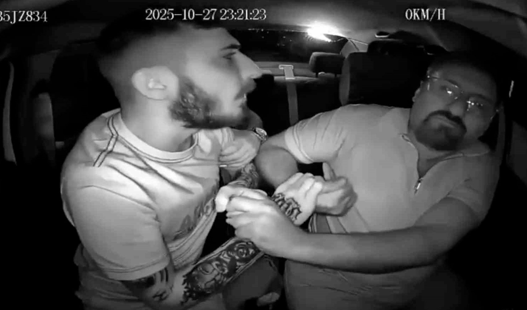 İzmir'de taksiciye saldırı kamerada: Emekli polis şoför havaya ateş açarak uzaklaştırdı