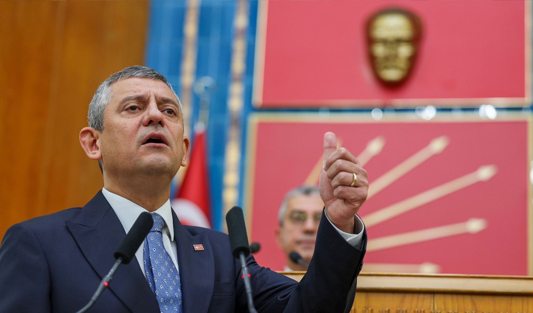 Özgür Özel: 'Hiçbir baskı Cumhuriyet'in temelini sarsamaz' Özgür Özel: 'Hiçbir baskı Cumhuriyet'in temelini sarsamaz'