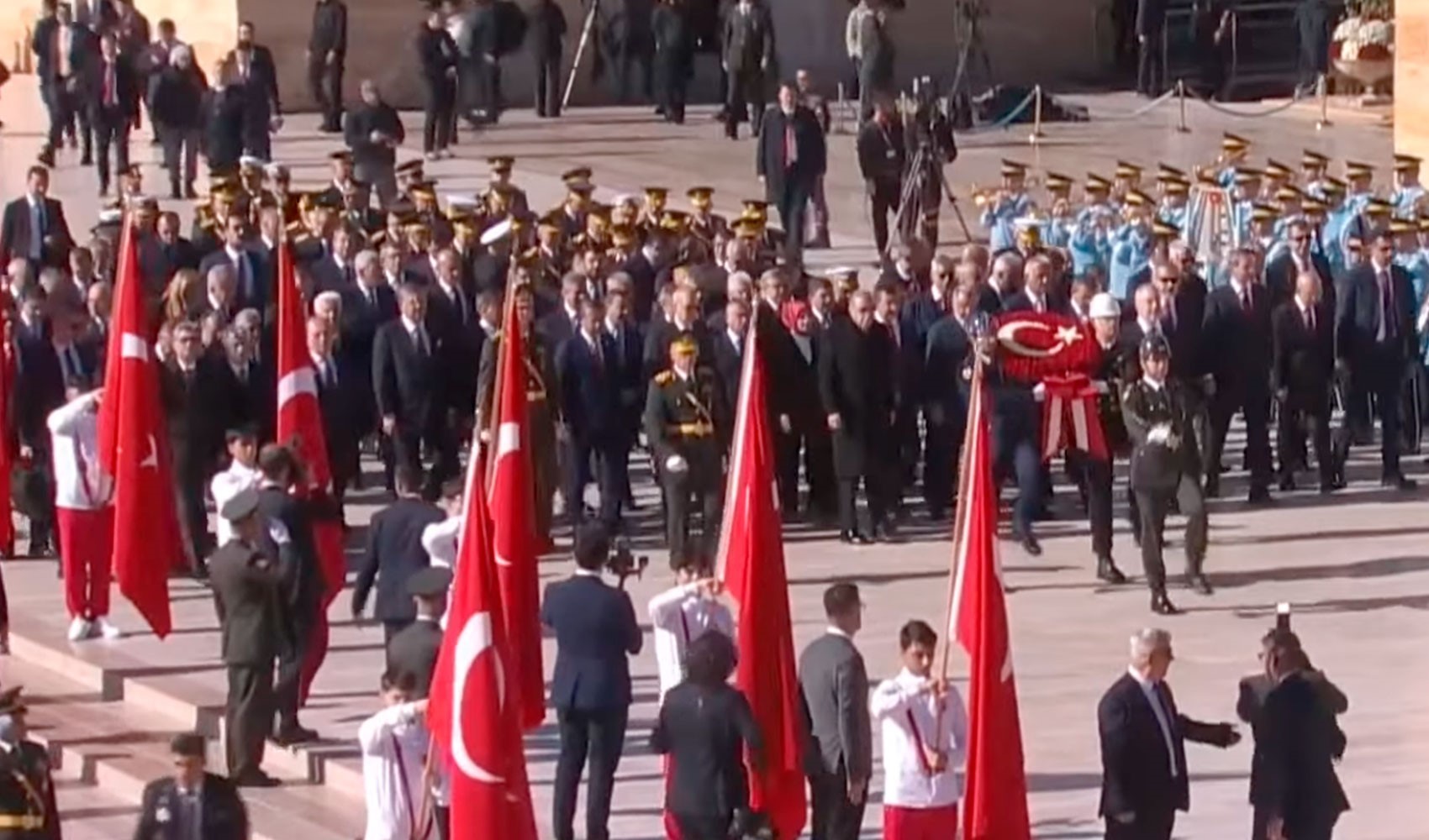 Devlet erkanı Atatürk'ün huzurunda: Anıtkabir'de yine Erdoğan sloganları