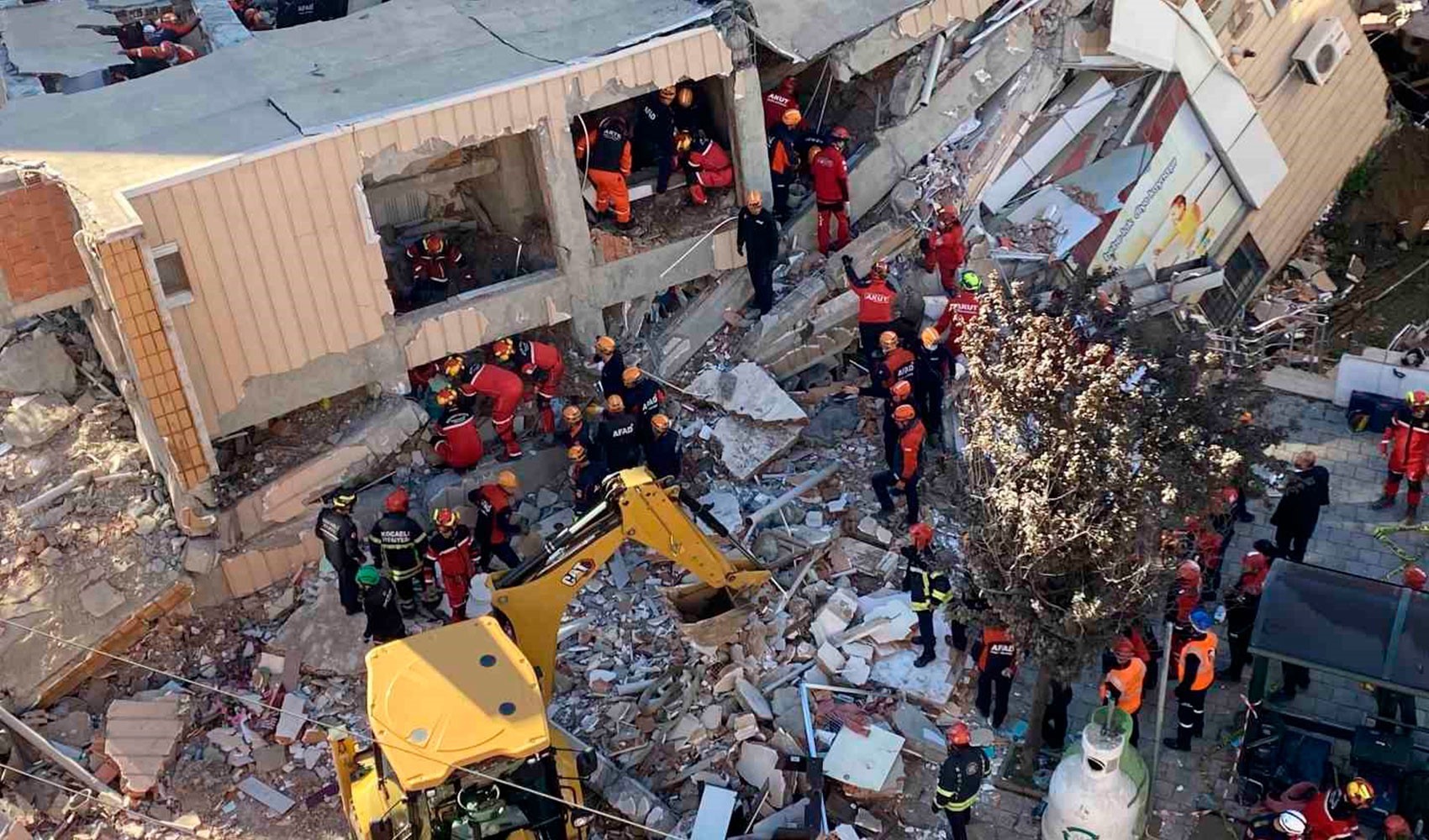 Gebze’de çöken binada enkazında kalanların kimlikleri belli oldu! Binalar metro inşaatı nedeniyle kontrol ediliyormuş...