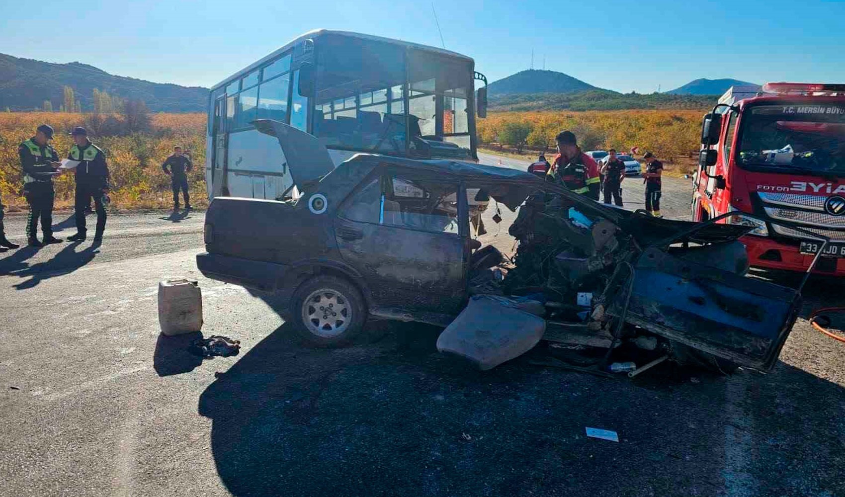 Mersin'de katliam gibi kaza! Tarım işçilerini taşıyan midibüs otomobille çarpıştı: Çok sayıda ölü ve yaralı var...
