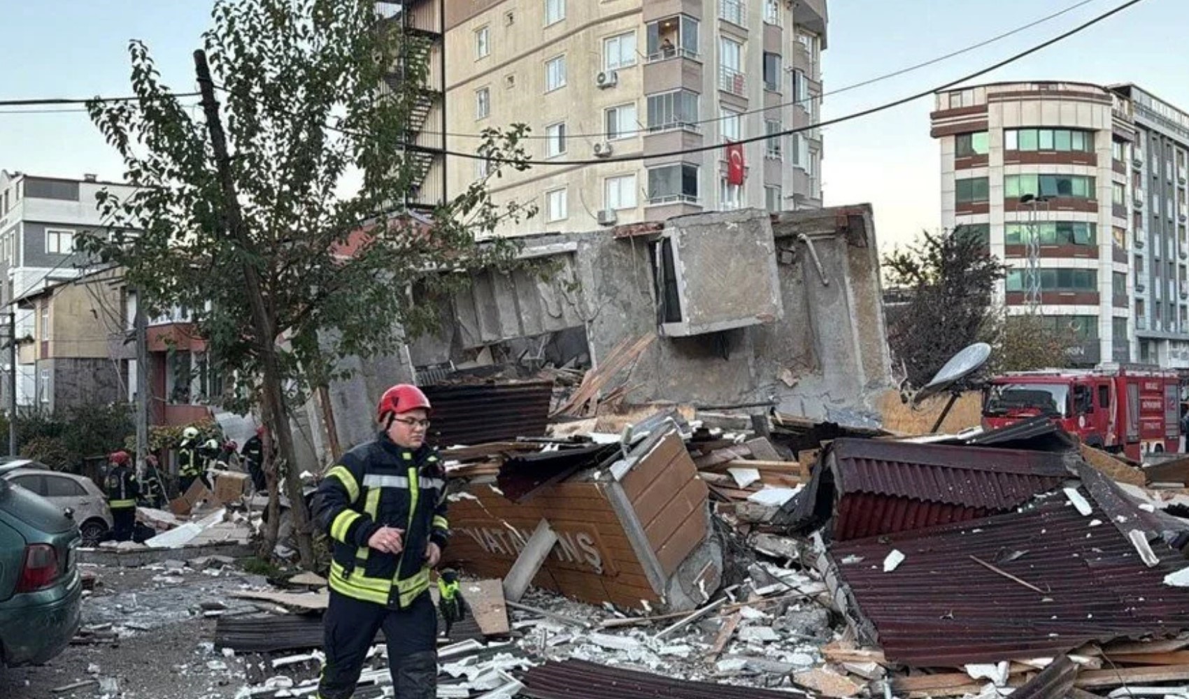 Gebze'de çöken bina ile ilgili yeni detaylara ulaşıldı: Yıkımdan önce kayma olmuş