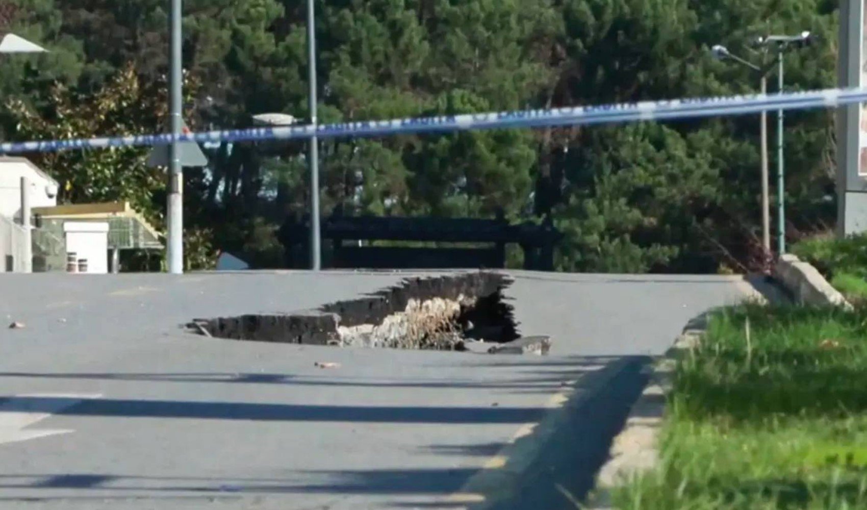 İstanbul Ümraniye'de yol çöktü İstanbul Ümraniye'de yol çöktü