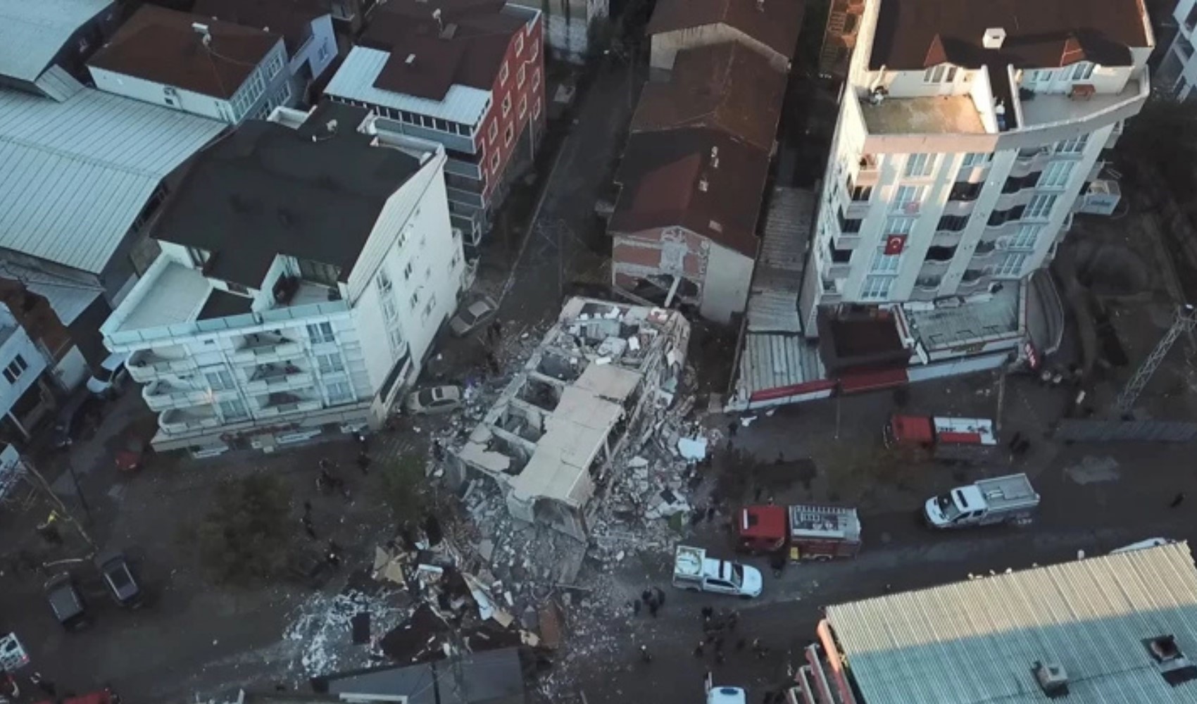 Ripreso il momento del crollo dell'edificio a Gebze