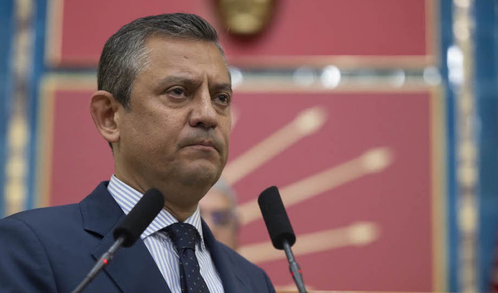 CHP Genel Başkanı Özgür Özel: Ekrem Başkanın sandalyesini kırıp sarayda alay etmeye kalktılar CHP Genel Başkanı Özgür Özel: Ekrem Başkanın sandalyesini kırıp sarayda alay etmeye kalktılar