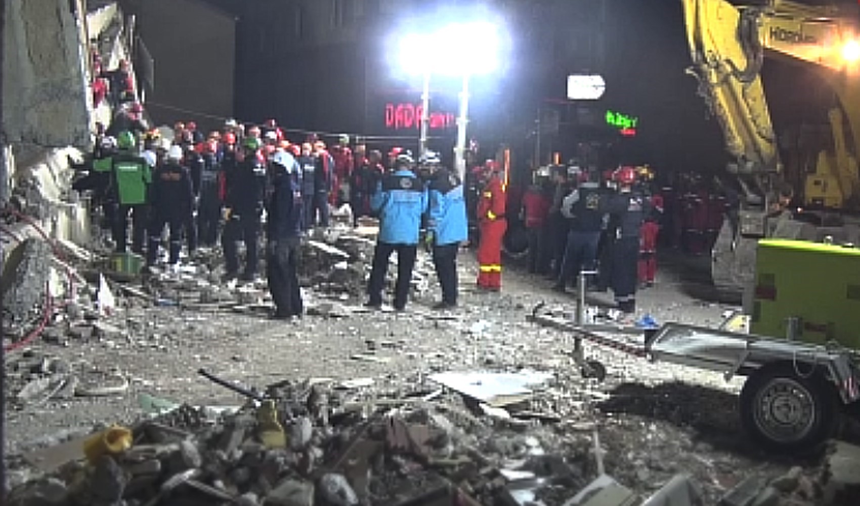 Enkaz başında 12. saat: Anne ve baba aranıyor