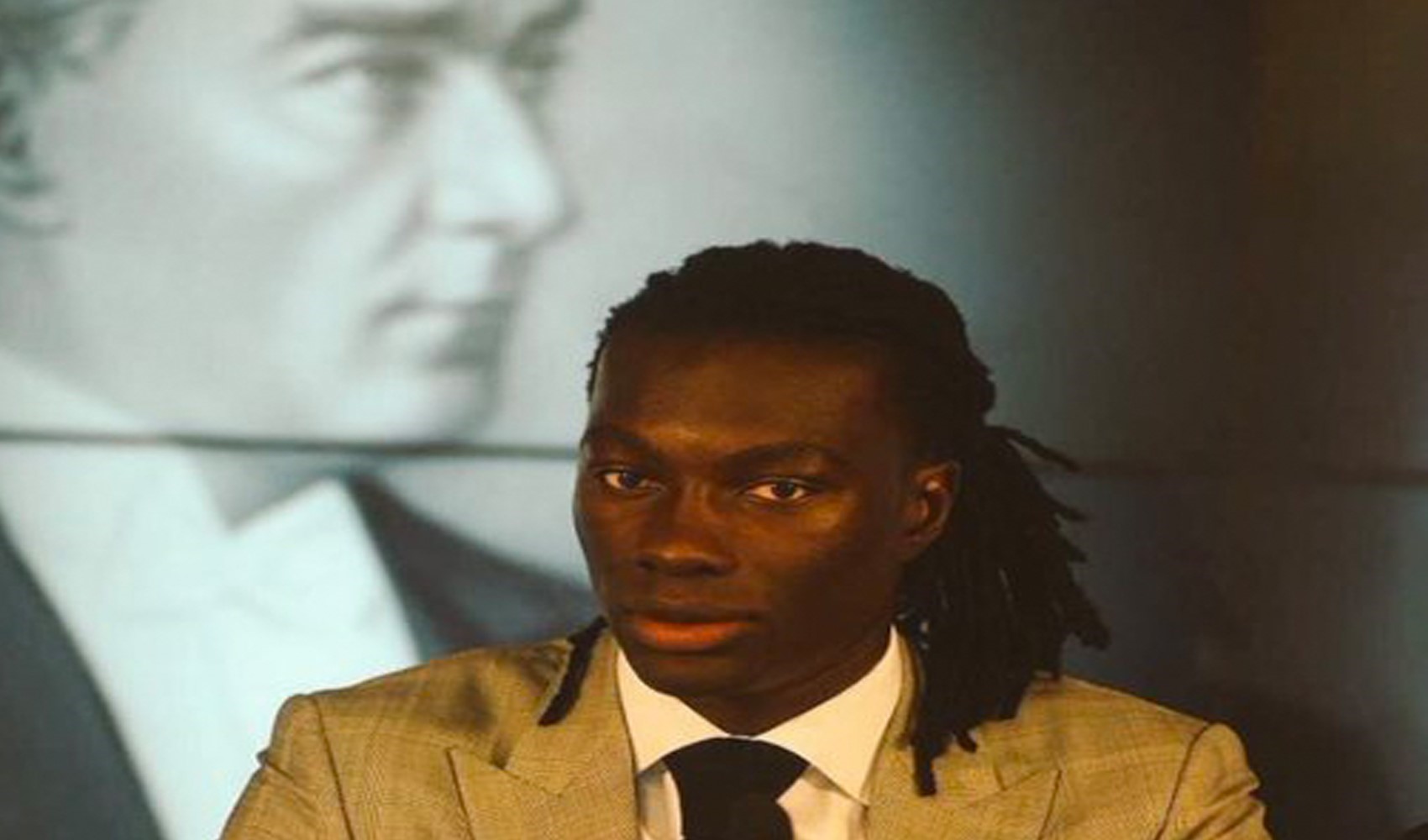 Galatasaray’ın eski futbolcusu Gomis’ten Türkçe 29 Ekim kutlaması: Yolumda Cumhuriyet ışığı