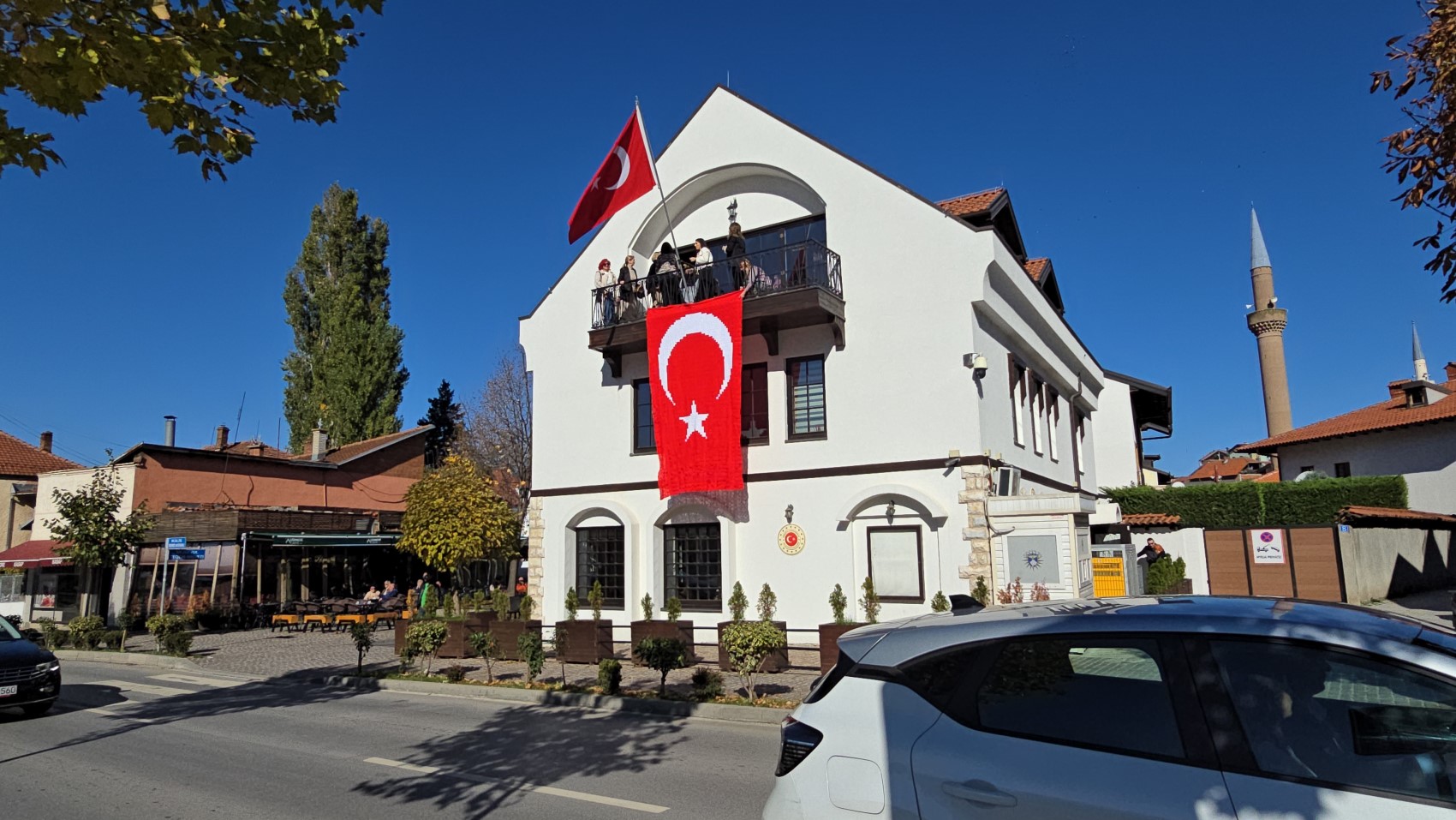 Kosovalı 102 kadın, Türkiye Cumhuriyeti'nin kuruluşunun 102. yıldönümü için bayrak ördü