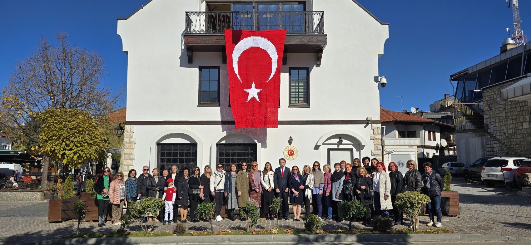 Kosovalı 102 kadın, Türkiye Cumhuriyeti'nin kuruluşunun 102. yıldönümü için bayrak ördü