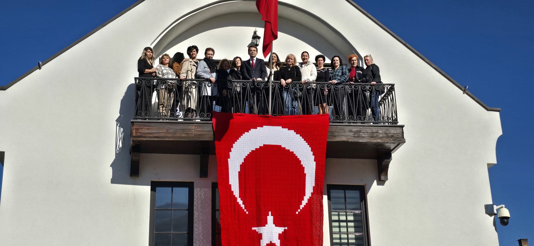 Kosovalı 102 kadın, Türkiye Cumhuriyeti'nin kuruluşunun 102. yıldönümü için bayrak ördü