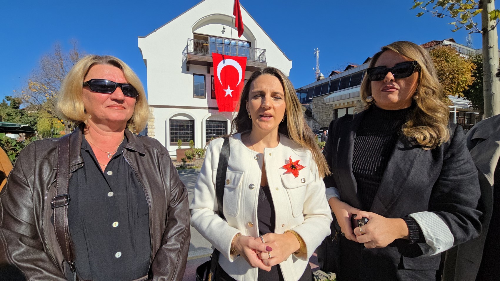 Kosovalı 102 kadın, Türkiye Cumhuriyeti'nin kuruluşunun 102. yıldönümü için bayrak ördü