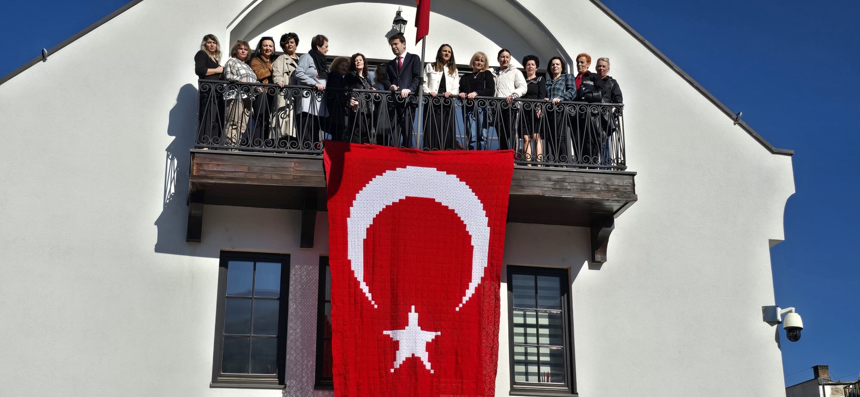 Kosovalı 102 kadın, Türkiye Cumhuriyeti'nin kuruluşunun 102. yıldönümü için bayrak ördü