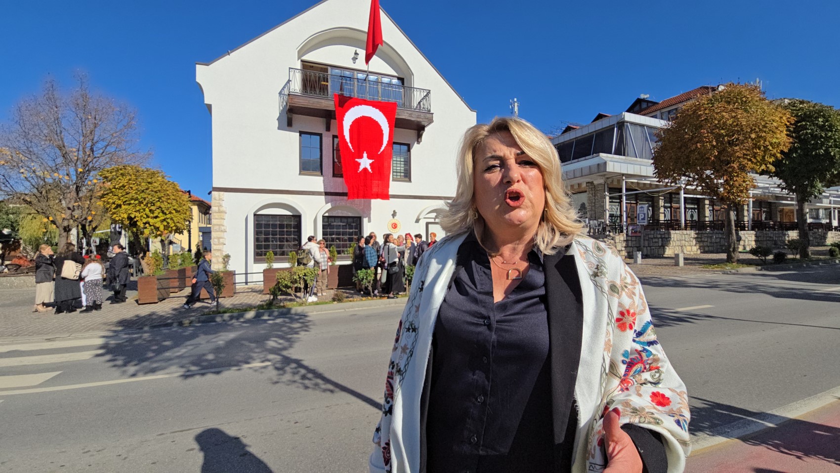 Kosovalı 102 kadın, Türkiye Cumhuriyeti'nin kuruluşunun 102. yıldönümü için bayrak ördü