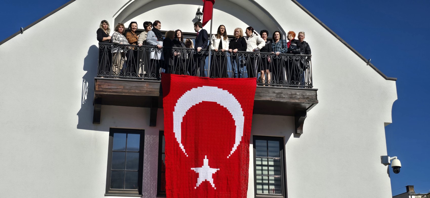 Kosovalı 102 kadın, Türkiye Cumhuriyeti'nin kuruluşunun 102. yıldönümü için bayrak ördü