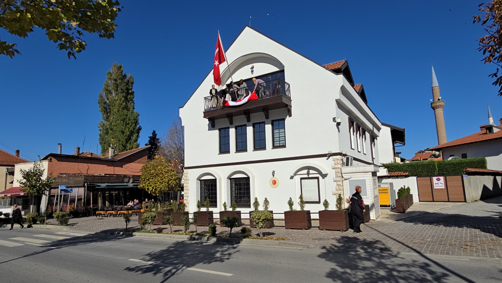 Kosovalı 102 kadın, Türkiye Cumhuriyeti'nin kuruluşunun 102. yıldönümü için bayrak ördü