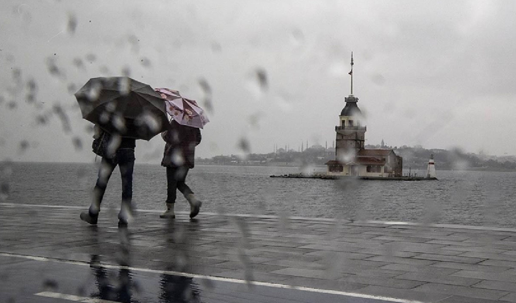 AKOM saat vererek İstanbulluları uyardı: Kuvvetli sağanak ve lodos geliyor