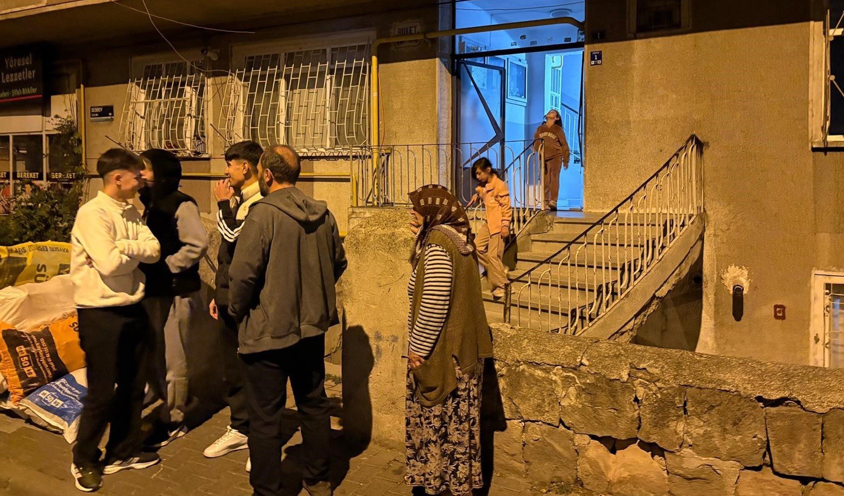 Fayans çatlağı, bina sakinlerini sokağa döktü