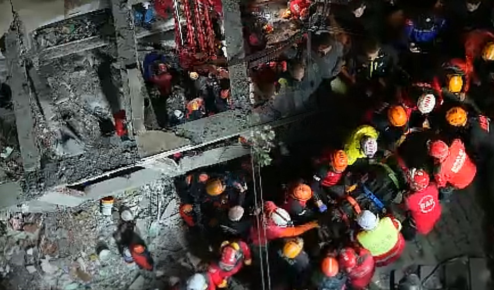 Gebze'deki enkazdan anne ve babanın cansız bedenleri çıkarıldı: 19 saatin sonunda