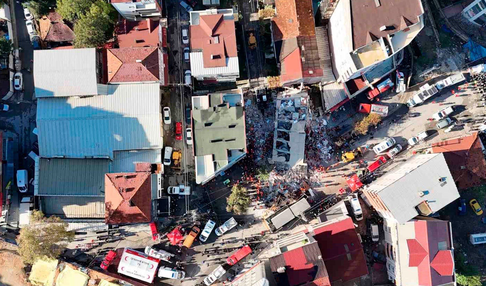 Aynı aileden 4 kişi hayatını kaybetti: Gebze'deki facia gazetelerde Aynı aileden 4 kişi hayatını kaybetti: Gebze'deki facia gazetelerde