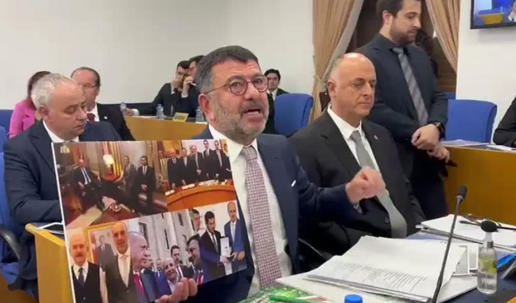 Bütçe komisyonunda tansiyon yükseldi: Veli Ağbaba Hüseyin Gün’ün AKP’lilerle fotoğrafını gösterdi