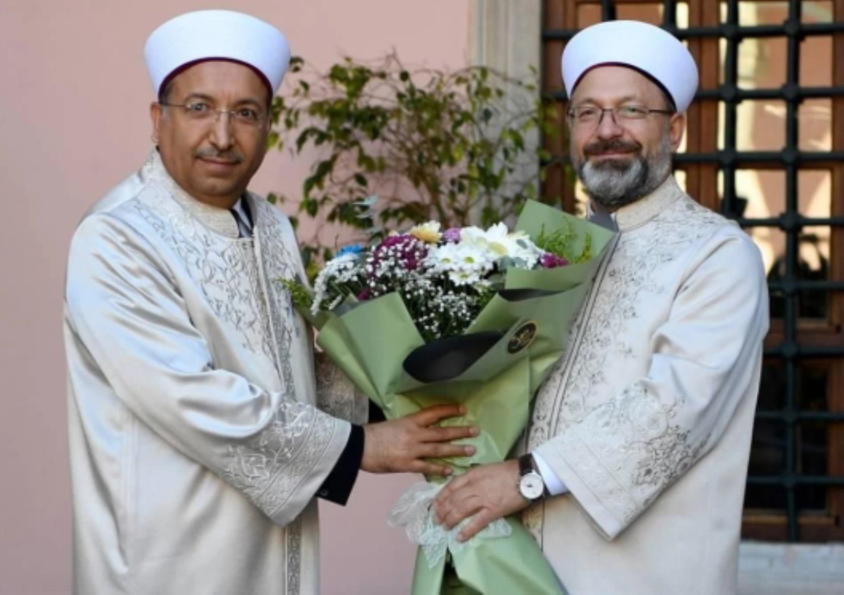 Diyanet'in Atatürk mesajı yandaşları rahatsız etti: Yeni Akit şimdi de Safi Arpaguş'a sardı!