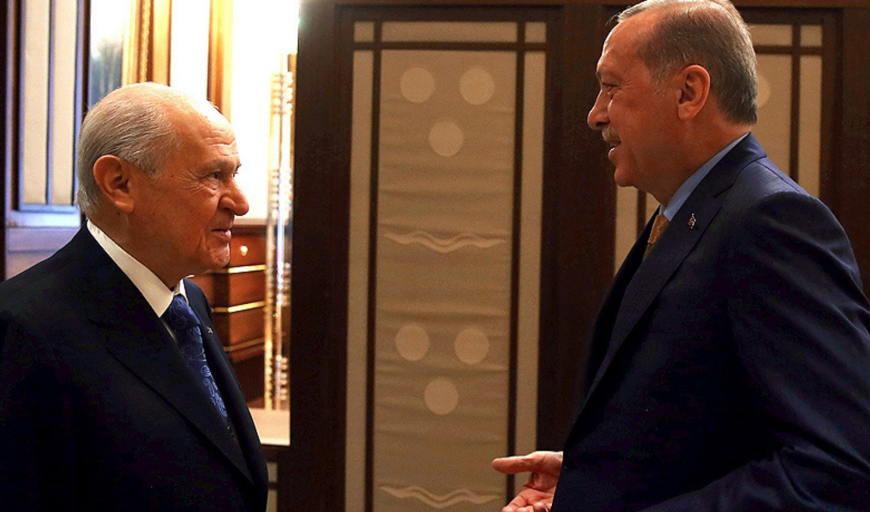 AKP yeni ittifak peşinde! MHP ile yollar ayrılıyor mu? AKP yeni ittifak peşinde! MHP ile yollar ayrılıyor mu?