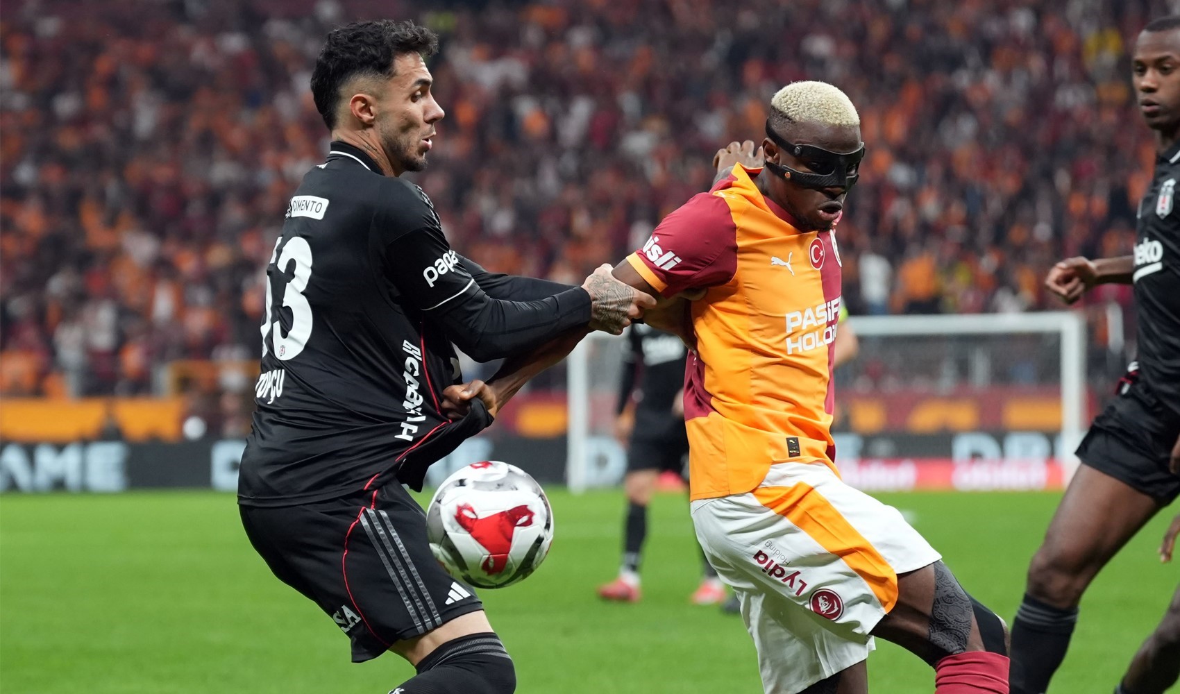 Galatasaray-Beşiktaş derbisinde kazanan çıkmadı: İlk yarıda kırmızı kart gösterildi