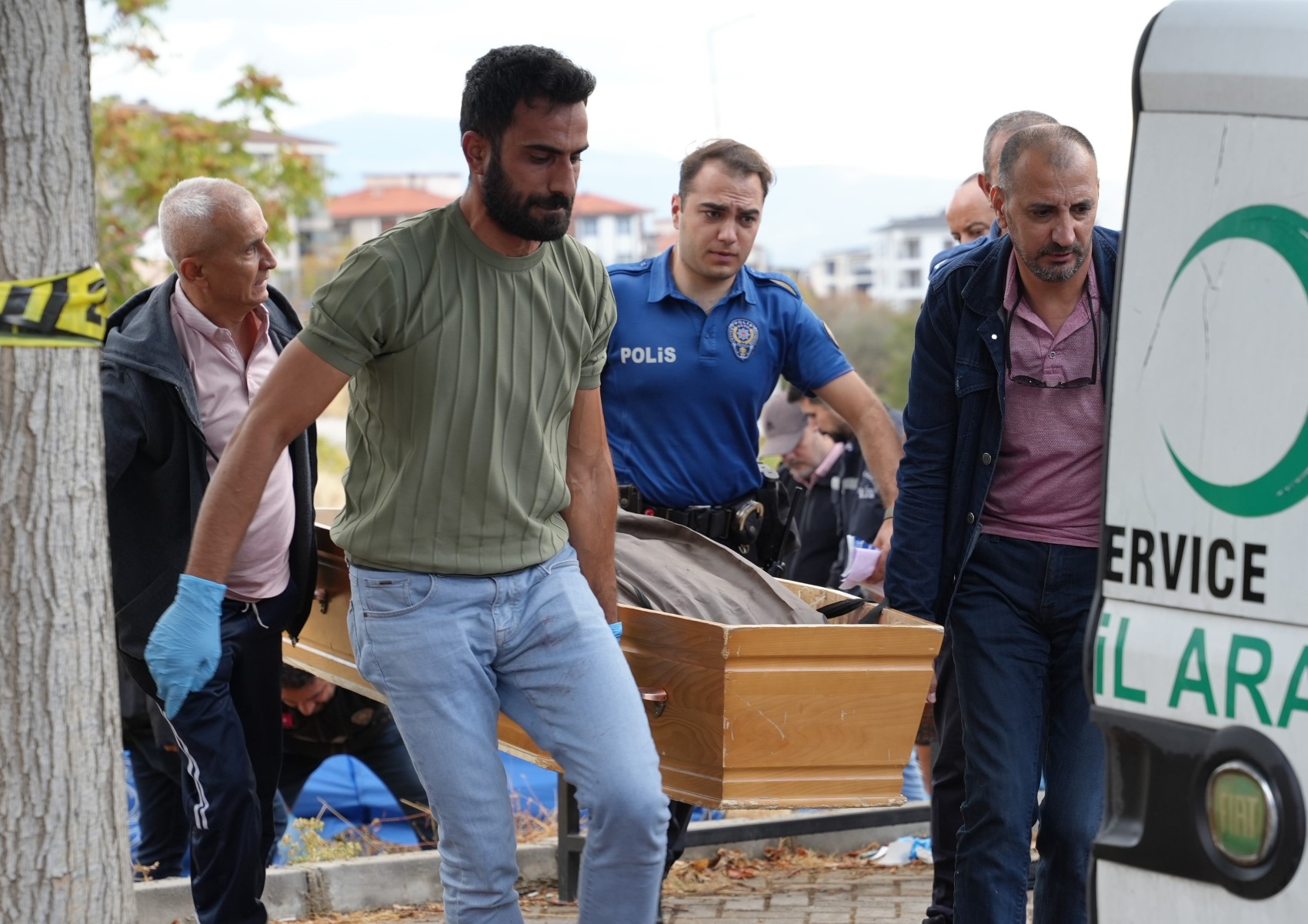 Aracından inip oturduğu bankta intihar etti