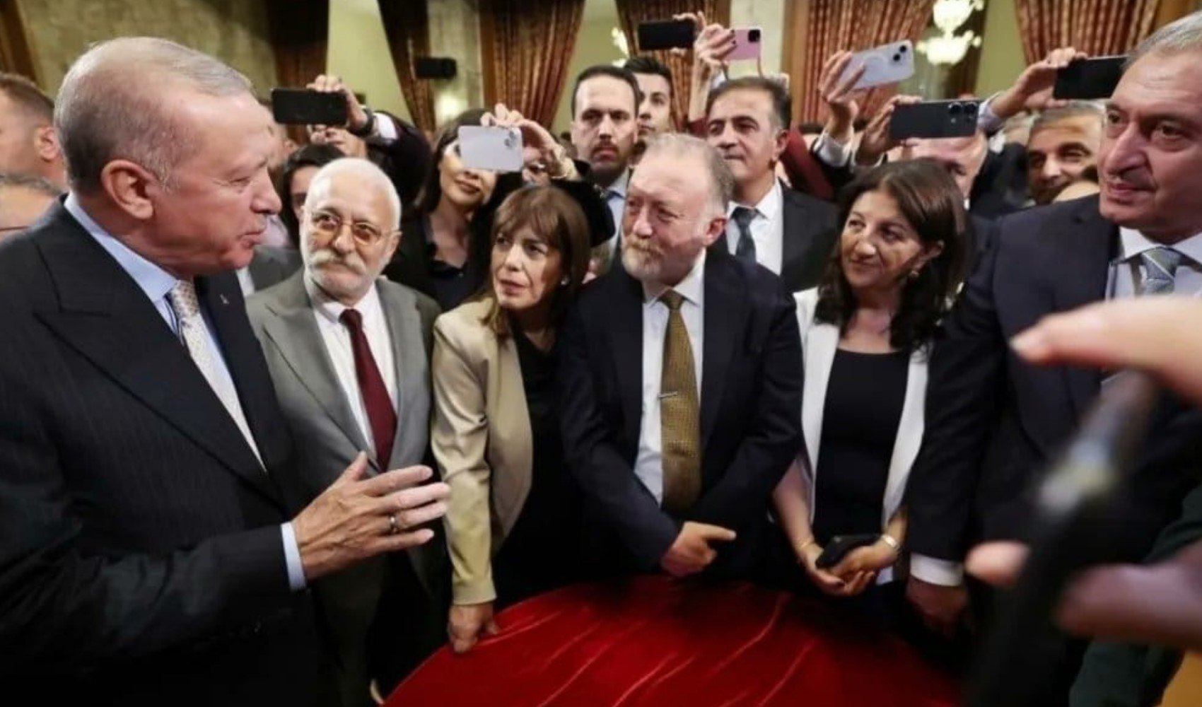 Tülay Hatimoğulları, Erdoğan ile fotoğrafın perde arkasını açıkladı