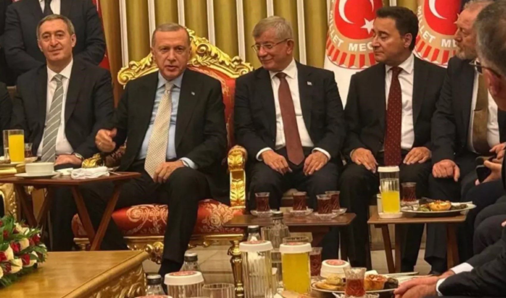 Ahmet Davutoğlu AKP'ye dönüş şartını açıkladı